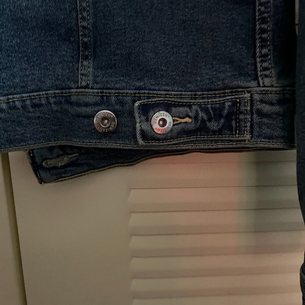 ‘Denizen’ Levis Distressed Short Blue Denim Jacket - Picture 6 of 8